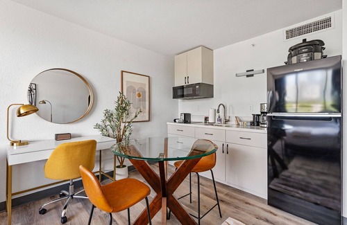 Greenway Plaza-Upper Kirby Apartment | Lodgeur | Bright studio w/desk | Upper Kirby