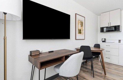 Greenway Plaza-Upper Kirby Apartment | Lodgeur | Studio near River Oaks | Upper Kirby