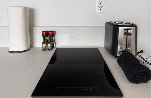 Greenway Plaza-Upper Kirby Apartment | Lodgeur | Studio w/gym & pool | Upper Kirby