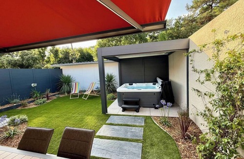Saint-Palais-sur-Mer House | Lodging on the edge of the forest