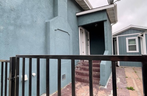 Belding Woods House | Loft 654A two blocks from Bart and Amtrak