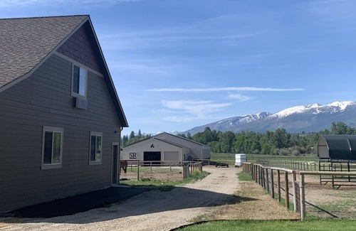 Hamilton Apartment | Loft apartment with amazing mountain view on a horse ranch