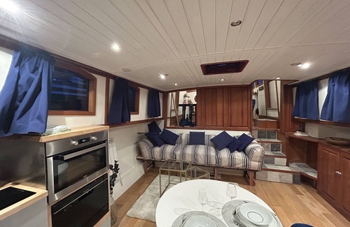 Cergy Boat Rental | Loft Avec Balneo sur l eau