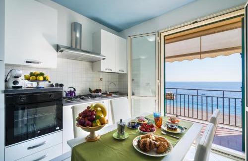 Letojanni Apartment | Loft Balcone Sul Mare