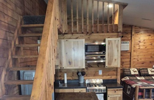 Mason City Cabin | Loft Cabin on the River