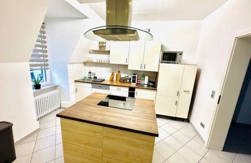 Barmen Apartment | Loft mit Billardtisch und Playstation4küche-insel