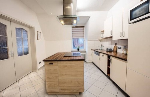 Barmen Apartment | Loft mit Billardtisch und Playstation4küche-insel