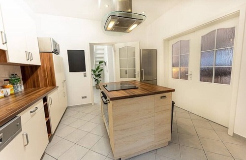 Barmen Apartment | Loft mit Billardtisch und Playstation4küche-insel