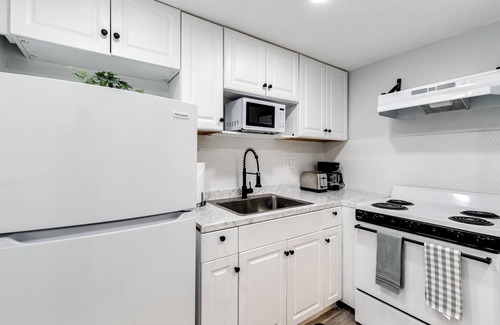 Virginia Gardens Apartment | Loft style 1b Apt | Fast Wi-Fi