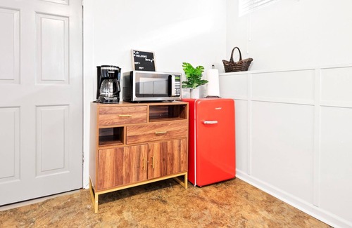 South Westminster Apartment | Loftium | Spacious 1 Bedroom Suite in Westminster!