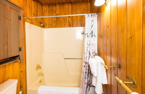 Preston Cabin | Log cabin, 5 min to casino with pond, Private!