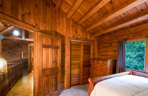 Preston Cabin | Log cabin, 5 min to casino with pond, Private!