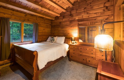 Preston Cabin | Log cabin, 5 min to casino with pond, Private!