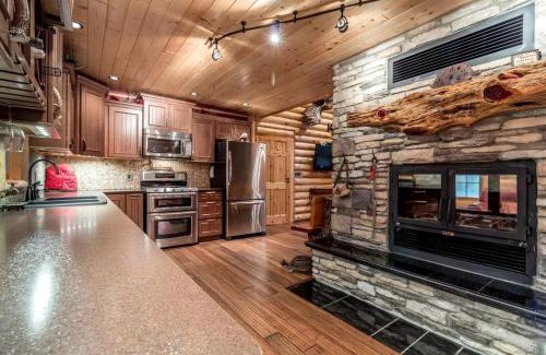 Hazelhurst House | Log Cabin Elegance: Your Private Haven on 5 Acres of Hazelhurst Waterfront