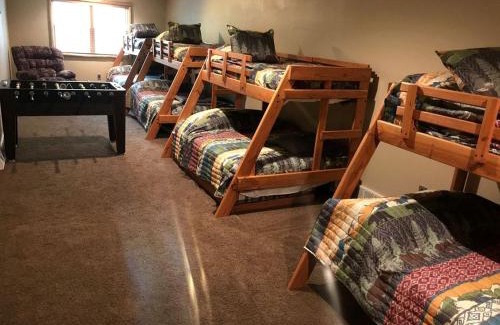 Hazelhurst House | Log Cabin Elegance: Your Private Haven on 5 Acres of Hazelhurst Waterfront