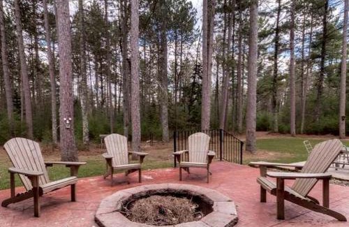 Hazelhurst House | Log Cabin Elegance: Your Private Haven on 5 Acres of Hazelhurst Waterfront