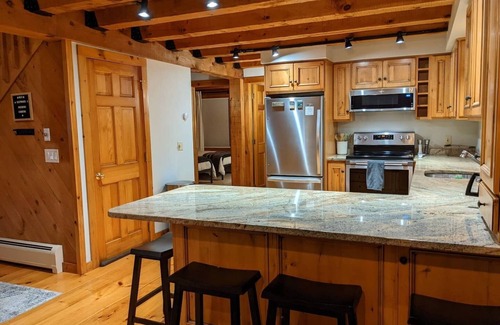 Stratton and Bromley Ski Areas Cabin | Log Cabin Escape: Well-stocked, clean, cozy & comfortable
