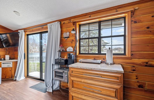 Portage Cabin | Log Cabin/Funky Jungle at Lakeshore Campground/On Lake/Sleeps 4