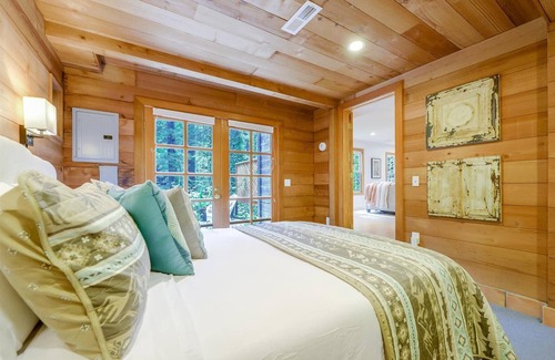 Redwood City House | Log-Cabin Home Retreat - Walk to Restaurants, Trails, Hiking & Biking