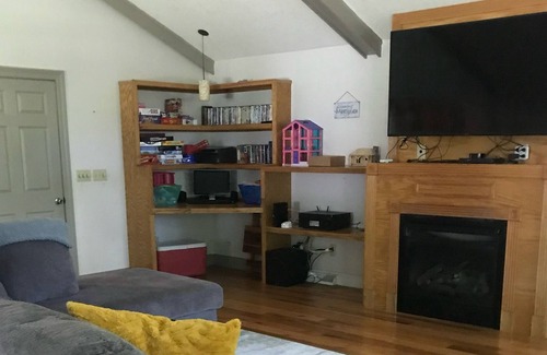 Monticello Cabin | Log Cabin in Scenic Setting, 5 miles From Conley Bottom Marina, Lake Cumberland