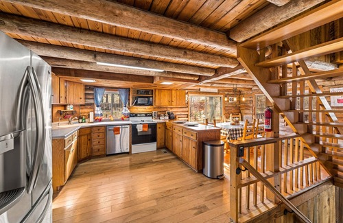 Knoxville Cabin | Log Cabin, UTK/Neyland, Smokies, 16acres, FP, HotTub, Sauna, Fishing, Golf, Pets