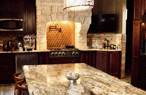 Colorado Springs Cabin | Log Lodge near Colo Springs Just Updated New Toilets, Smart TVs & Lauren bedding
