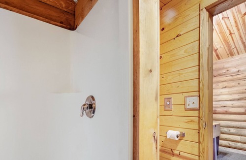 St. Charles Cabin | Log studio w/ a kitchenette, large front porch