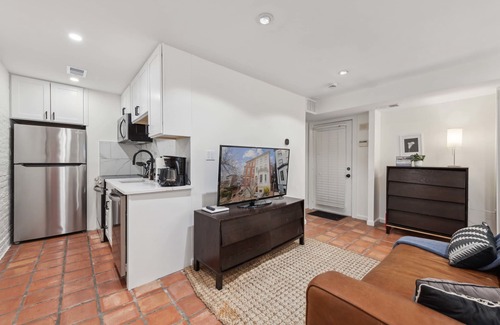 Bloomingdale Apartment | Logan Circle Location! 1BR with laundry/AC/kitchen