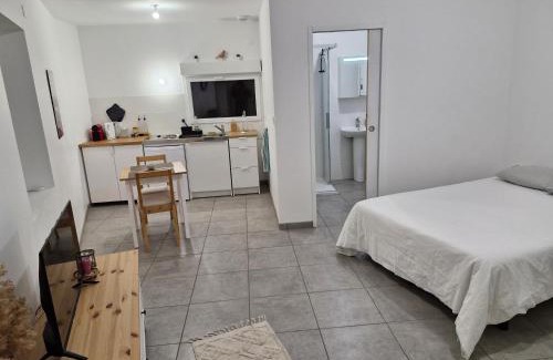 Douvres Apartment | Logement confortable au cœur d'un village paisible