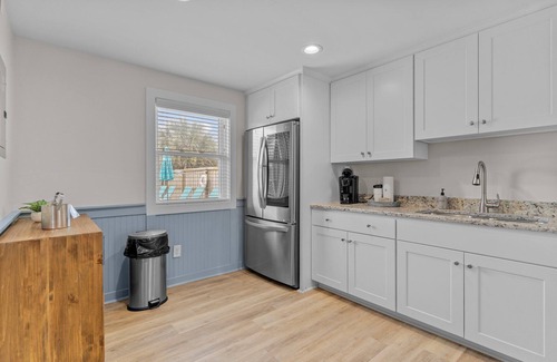 Surf City Hotel | Loggerhead Inn & Suites - Premium King Suite in hotel in Surf City, North Carolina