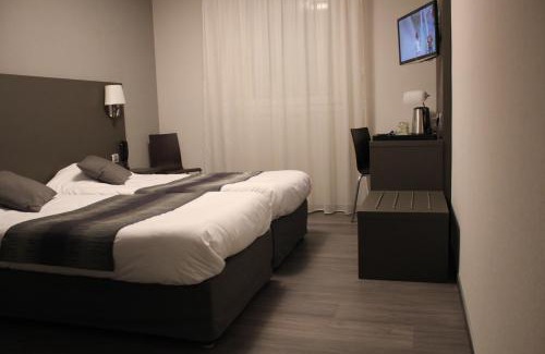 La Roque-d'Antheron Hotel | Logis Hôtel Le Mas De Jossyl