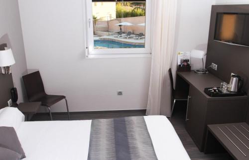 La Roque-d'Antheron Hotel | Logis Hôtel Le Mas De Jossyl