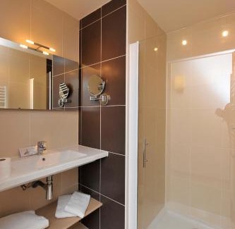 Banassac Hotel | Logis Hôtel Restaurant Les 2 Rives - A75, en bordure de rivière