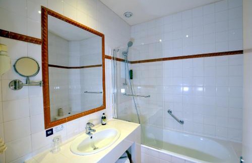 Revel Hotel | Logis Hôtels - Hôtel Restaurant du Midi