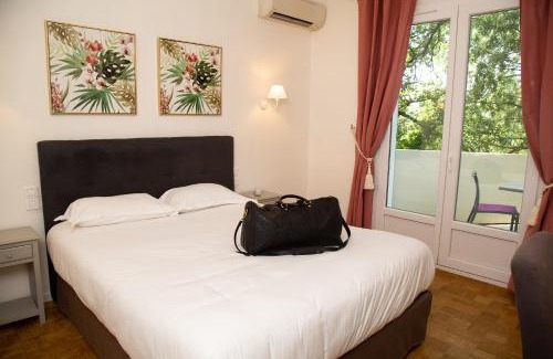 Monteux Hotel | Logis Hotel Le Blason de Provence