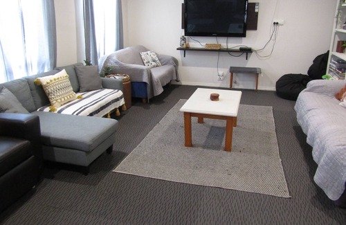 Melville House | Lolita Corner ~ short walk to the beach! OFF PEAK SPECIALS!