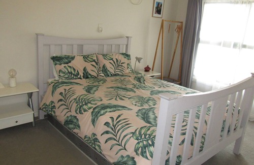 Melville House | Lolita Corner ~ short walk to the beach! OFF PEAK SPECIALS!