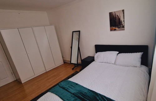Royal Docks Apartment | London City Airport APT