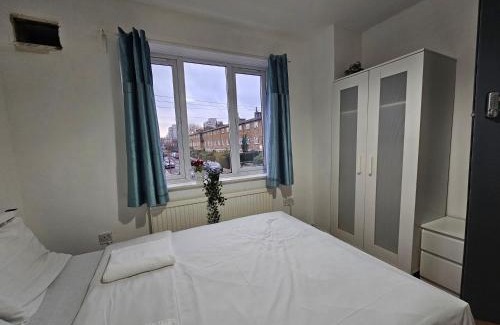 Lansbury House | London E14 Rooms