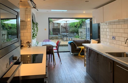 Brownswood Apartment | London Family Garden flat walking distance to Arsenal Stadium