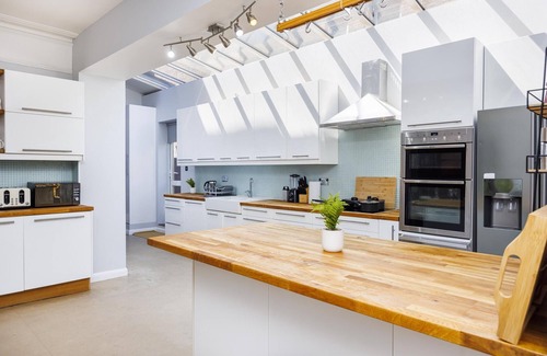 South Acton House | London House Sleeps 12 , Free Parking, WiFi