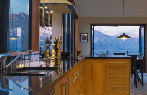 Queenstown Villa | London Retreat - 8 beds, 6+ baths, 16 guests, 5 stars.