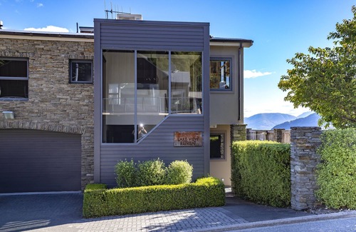 Queenstown Villa | London Retreat - 8 beds, 6+ baths, 16 guests, 5 stars.