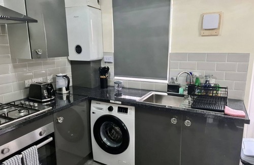 Thamesmead House | London - Sleeps 4 - Parking - Garden - Petfriendly