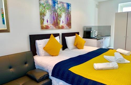 Valentines Apartment | London Studio Apartments, Private Bathroom, Kitchenette, Parking, NP3