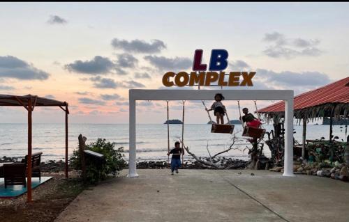 Ko Chang Hotel | Lonely beach complex titanic hotel in beach shopping street markets ในศูนการค้าติดทะเล