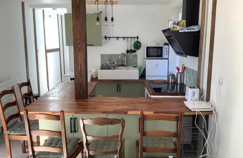 Trepied House | Longère au Numéro 7