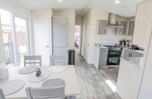 Evesham Cottage | LONG ACRES LODGE, family friendly, with a garden in Evesham