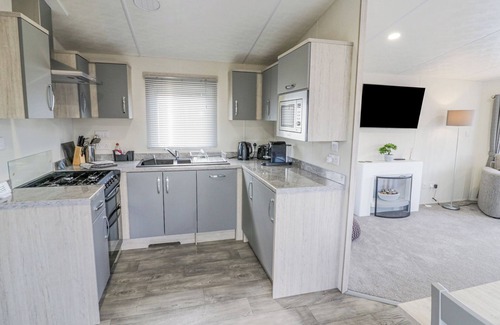 Evesham Cottage | LONG ACRES LODGE, family friendly, with a garden in Evesham