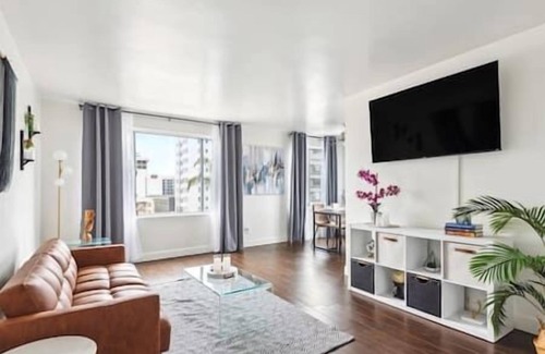 East Village Condo | Long Beach Abby - 3 Day Minimum - Spacious 1 Bedroom with Long Beach Ocean views
